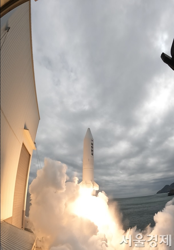 국산 기술로 만든 고체추진 우주로켓이 30일 ADD 종합시험장에서 첫 시험발사를 통해 성공적으로 날아오르고 있다. 사진제공=국방부