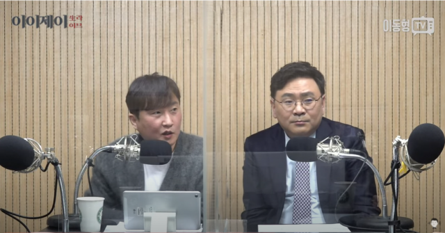 이동형(왼쪽) 작가가 지난 23일 그의 유튜브 채널에서 박지훈 변호사와 진행한 생방송 도중 성희롱성 발언을 해 논란이 되고 있다. 유튜브 캡처