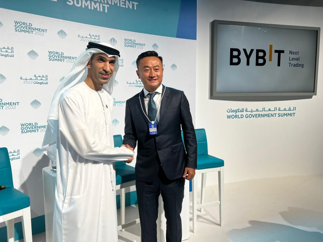 벤 조우(오른쪽) 바이비트 공동창업자 겸 CEO가 지난 28일 두바이에서 진행된 ‘더 월드 거버먼트 서밋 2022’에서 알 저요디 UAE 외교통상부 장관과 전 범위 가상자산 사업을 승인받은 후 악수를 하고 있다/사진= 바이비트