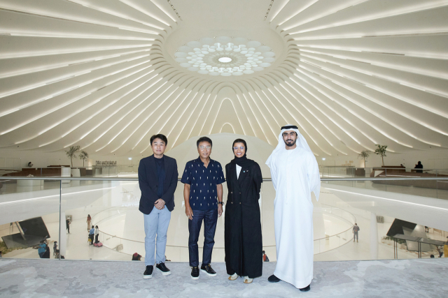 이수만(왼쪽 두번째) SM 총괄 프로듀서와 누라 빈트 모하메드 알 카비(오른쪽 두번째) UAE 문화청소년부 장관이 28일 두바이에서 환담을 나눈 후 기념촬영을 하고 있다. 사진 제공=SM엔터테인먼트