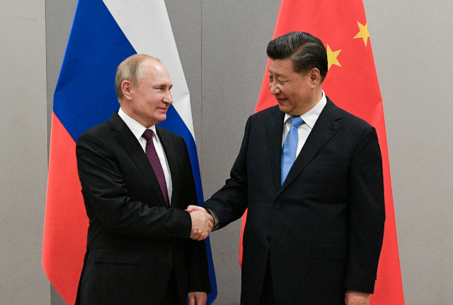 시진핑(오른쪽) 중국 국가주석과 블라디미르 푸틴 러시아 대통령. 러시아의 우크라이나 침공에 따른 대러 제재는 양국 간 경제 교역을 더 늘리고 위안화의 국제화 속도를 높일 수 있다. 블룸버그