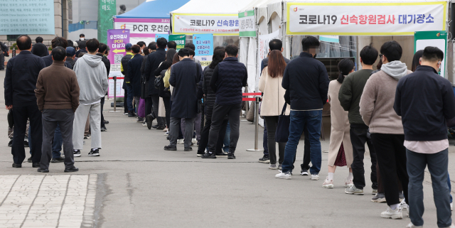 [속보] 오후 6시까지 24만83명 확진…어제보다 8만5358명 줄어