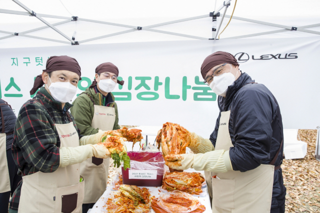 한국토요타 임직원들이 김장을 담가 사회복지법인에 지원하는 활동에 참가하고 있다.