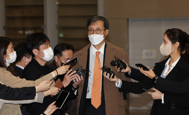 이창용 한국은행 총재 후보자가 30일 인천국제공항을 통해 귀국한 뒤 취재진의 질문에 답하고 있다. 연합뉴스