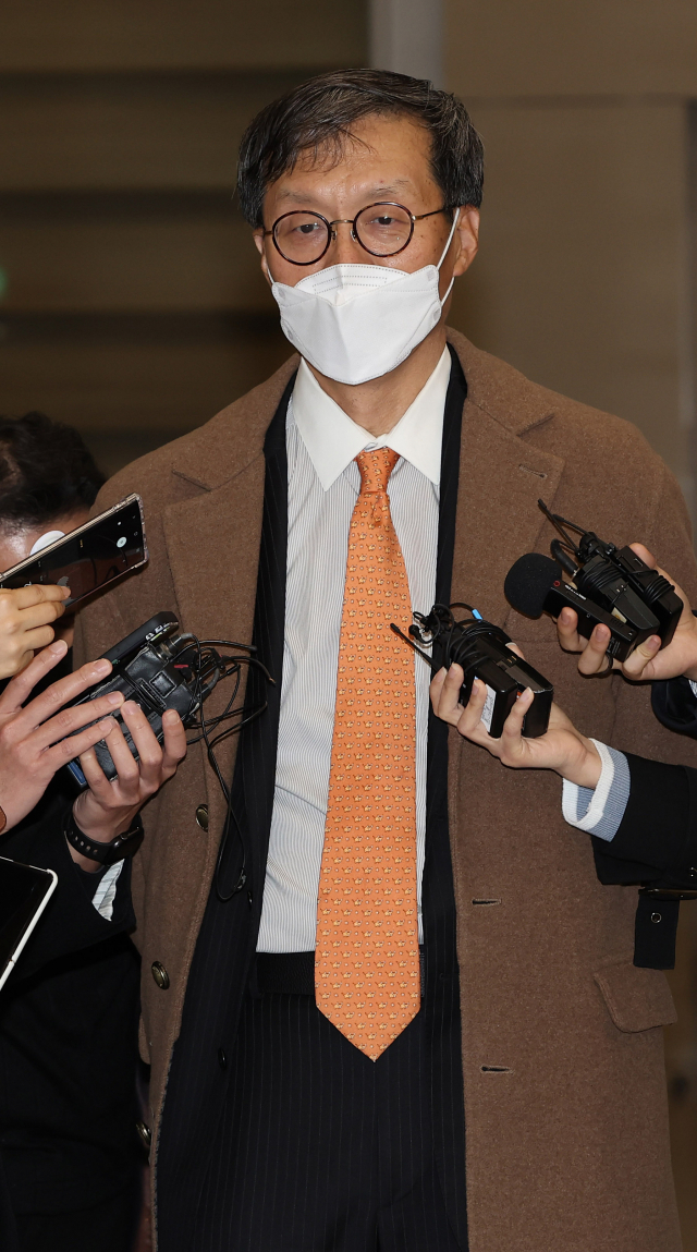 이창용 한국은행 총재 후보자가 30일 인천국제공항을 통해 귀국한 뒤 취재진의 질문에 답하고 있다. 연합뉴스