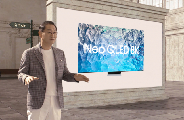 한종희 삼성전자 부회장이 30일(현지 시간) 열린 ‘언박스 앤드 디스커버’ 행사에서 삼성 네오 QLED 8K 제품을 소개하고 있다.