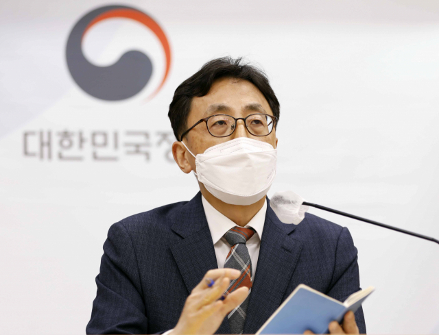 연원정 인사혁신처 윤리복무국장이 30일 정부세종청사에서 '2022년 공직자 정기 재산 변동사항'에 대해 브리핑을 하고 있다./인사혁신처