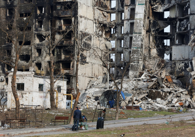30일(현지시간) 우크라이나 남부 마리우폴의 한 아파트 건물이 러시아군 폭격을 받아 심하게 부서져 있다. 로이터연합뉴스