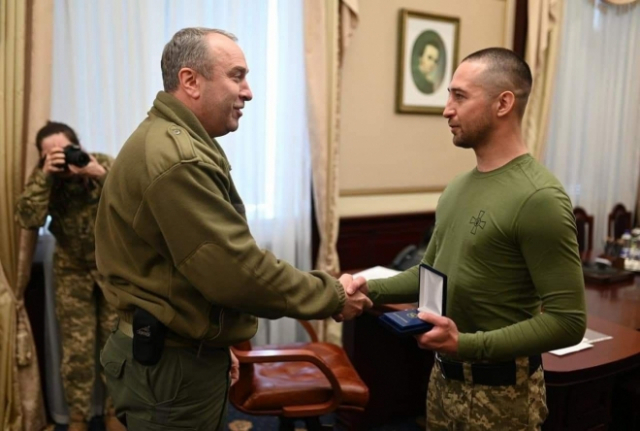 러시아군의 항복 요구에 욕설로 받아쳤던 우크라이나 국경수비대원 로먼 흐리보우가 우크라이나 국방부로부터 정부 훈장을 받았다. 트위터 캡처