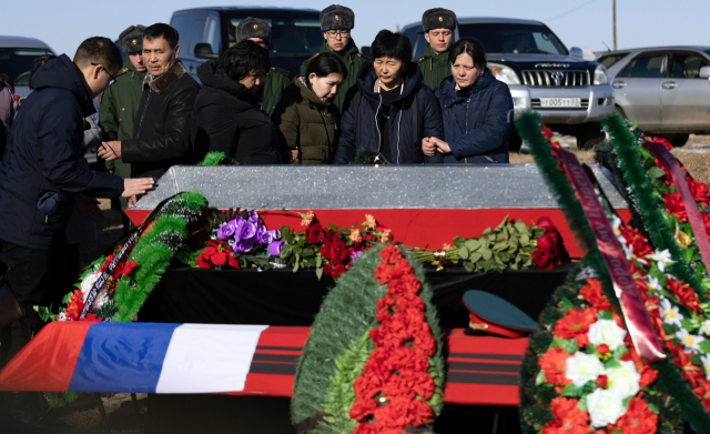 이달 9일 러시아 부랴트 지역에서 우크라이나 전쟁으로 전사한 러시아 군인의 장례식이 치러지고 있다. 군인의 가족들이 슬픔에 잠긴 채 관을 바라보고 있다. 타스연합뉴스