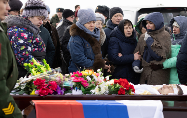 이달 5일 러시아 부랴트 지역에서 우크라이나 전쟁으로 전사한 러시아 군인의 장례식이 치러지고 있다. 타스연합뉴스