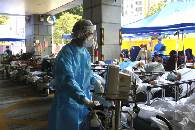 지난 2일 홍콩에서 코로나19로 병원을 찾은 환자들이 임시로 마련된 침상에 누워있다. AP연합뉴스