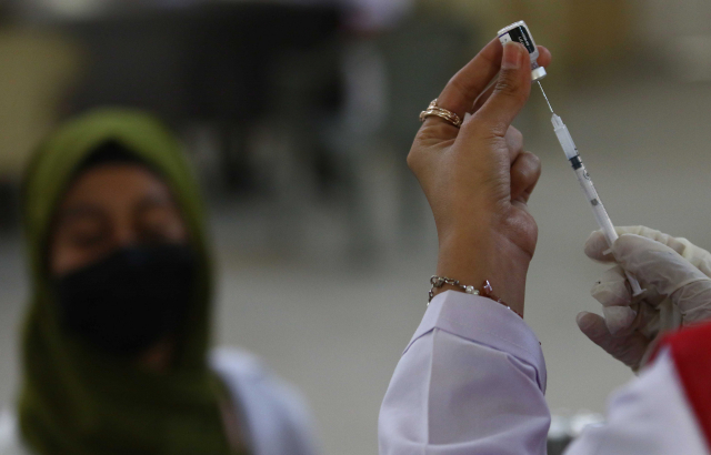 지난 7일 파키스탄에서 한 의료진이 코로나19 백신 접종을 준비하고 있다. EAP연합뉴스