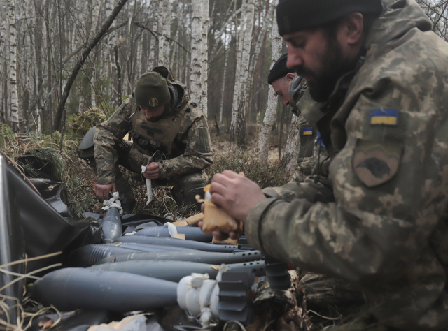 우크라이나 군인들이 30일(현지시간) 키이우 인근 작전 지역에서 전투를 준비하고 있다. EPA/STR연합뉴스