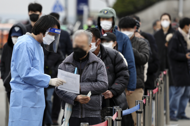 서울역광장에 설치된 코로나19 임시선별검사소에서 시민들이 31일 검사를 받기 위해 줄을 서 있다. 연합뉴스