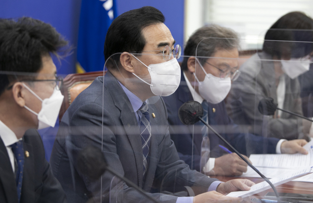 박홍근(왼쪽 두번째) 더불어민주당 원내대표가 31일 국회에서 열린 당 정책조정회의에서 발언하고 있다. / 성형주 기자