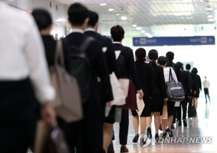 한 취업박람회에 입장하려는 대기자들이 줄지어있는 모습. 연합뉴스