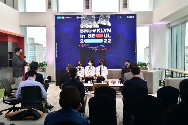 사진=카이스트 카이누리 소속 학생들이 지난 24일 열린 'BROOKLYN in SEOUL 2022'에서 카이스트를 소개하고 있다. (사진제공= 카이스트 카이누리)