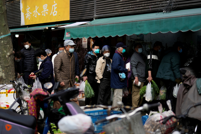 중국 상하이에서 30일 시민들이 식품 가게 밖에 물건을 사기 위해 줄을 서 있다. 로이터연합
