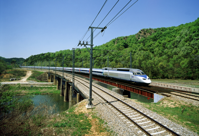 2004년 운행을 시작한 고속열차 KTX가 힘차게 달리고 있다. 사진제공=한국철도