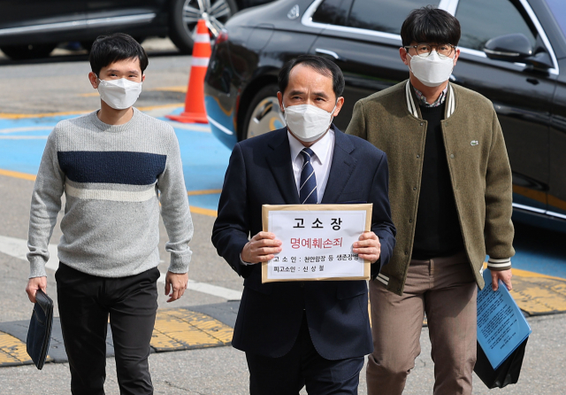 최원일 전 천안함 함장이 31일 오후 고소장을 들고 서울 서초경찰서로 향하고 있다. 이날 최 전 함장과 천안함 생존자 전우회는 천안함 사건에 대한 음모론을 제기한 신상철 전 민군합동조사단 민간위원을 명예훼손 혐의로 고소했다. 연합뉴스