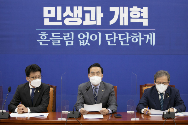 박홍근(가운데) 더불어민주당 원내대표가 31일 국회에서 열린 당 정책조정회의에서 발언하고 있다. / 성형주 기자