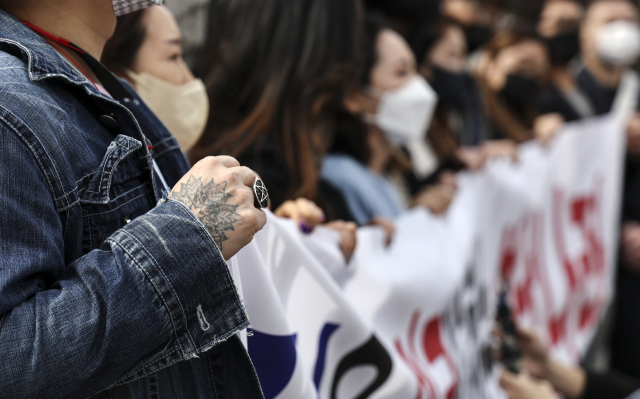 31일 서울 종로구 헌법재판소 앞에서 대한문신사중앙회 관계자들이 기자회견을 하고 있다./연합뉴스