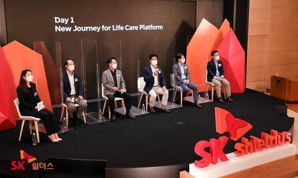 박진효(오른쪽 세 번째) SK쉴더스 대표가 지난해 10월 26일 열린 온라인 기자 간담회에서 회사의 청사진을 설명하고 있다. 사진 제공=SK쉴더스