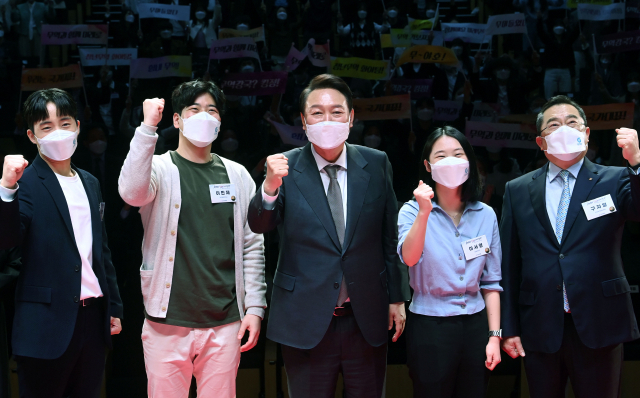 윤석열 대통령 당선인(가운데)과 구자열 한국무역협회장(오른쪽)이 31일 서울 강남구 삼성동 한국무역협회에서 열린 '청년무역 국가대표와의 만남'에서 청년 무역인들과 기념촬영을 하고 있다. 윤 당선인이 당선 후 개별 경제단체를 방문하는 것은 이번이 처음이다. /연합뉴스