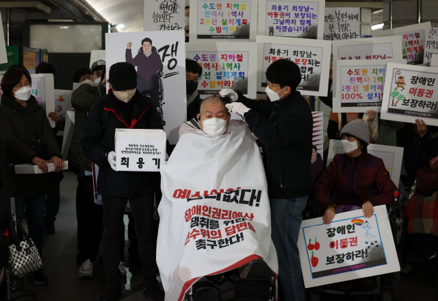 최용기 한국장애인자립생활센터협의회 회장이 31일 서울 경복궁역에서 열린 전국장애인차별철폐연대의 '제2차 삭발 투쟁 결의식'에서 삭발을 하고 있다. 연합뉴스