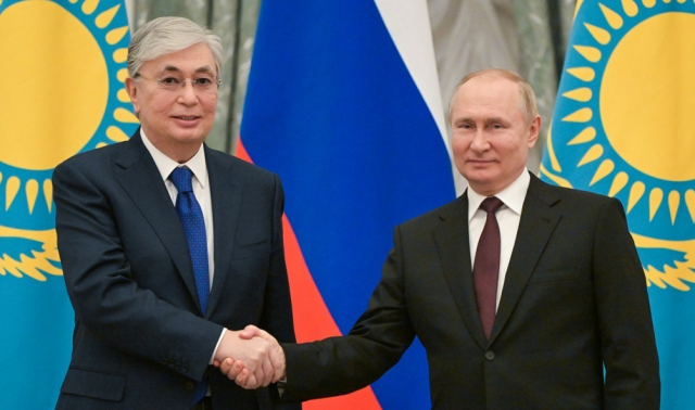 카심-조마르트 토카예프(왼쪽) 카자흐스탄 대통령과 블라디미르 푸틴 러시아 대통령. 타스 연합뉴스