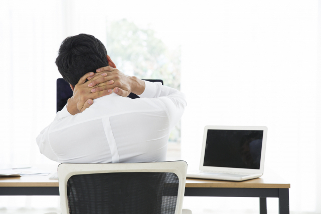 평소 앉아있는 시간이 긴 직장인들은 엉덩이 근육이 약해지면서 고관절 통증이 발생하기 쉽다. 이미지투데이