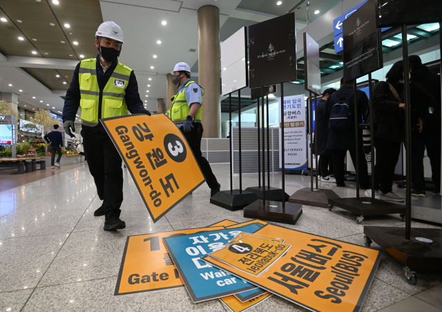 인천공항 입국장 운영체계를 '코로나 이전' 수준으로 전환한 1일 오전 인천국제공항 1터미널 입국장에서 공항 관계자들이 지방자치단체 방역 안내소, 해외 입국 여행객 전용 대기·분리 장소 등 방역 관련 시설물을 철거하고 있다. 이날부터 해외 입국자는 어떤 국가에서 출발했는지와 상관없이 예방접종을 완료했다면 자가격리를 하지 않으며 대중교통을 이용할 수 있다./영종도=권욱 기자 2022.04.01