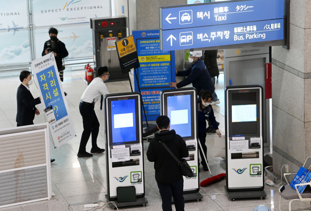 인천공항 입국장 운영체계를 '코로나 이전' 수준으로 전환한 1일 오전 인천국제공항 1터미널 입국장에서 공항 관계자들이 지방자치단체 방역 안내소, 해외 입국 여행객 전용 대기·분리 장소 등 방역 관련 시설물을 철거하고 있다. 이날부터 해외 입국자는 어떤 국가에서 출발했는지와 상관없이 예방접종을 완료했다면 자가격리를 하지 않으며 대중교통을 이용할 수 있다./영종도=권욱 기자 2022.04.01