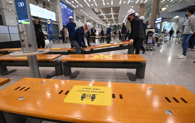 인천공항 입국장 운영체계를 '코로나 이전' 수준으로 전환한 1일 오전 인천국제공항 1터미널 입국장에서 공항 관계자들이 지방자치단체 방역 안내소, 해외 입국 여행객 전용 대기·분리 장소 등 방역 관련 시설물을 철거하고 있다. 이날부터 해외 입국자는 어떤 국가에서 출발했는지와 상관없이 예방접종을 완료했다면 자가격리를 하지 않으며 대중교통을 이용할 수 있다./영종도=권욱 기자 2022.04.01