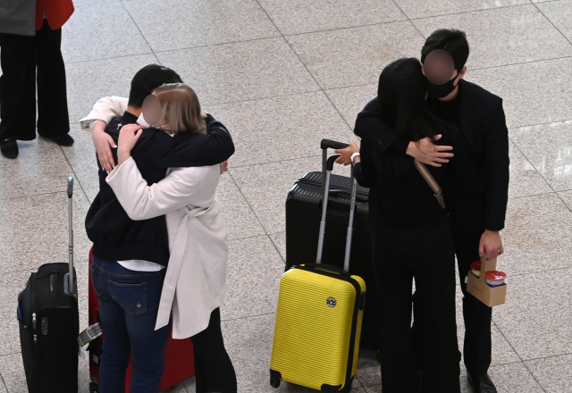 인천공항 '격리 면제' 첫 날…오랜만에 만난 가족·연인과 포옹