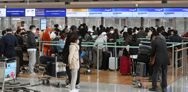해외여행 떠나는 시민들로 붐비는 출국장