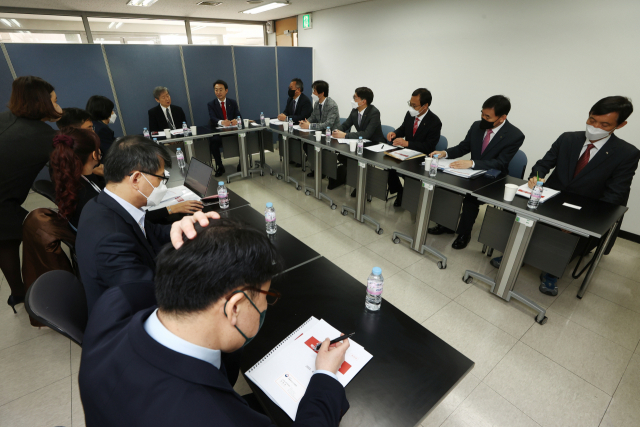 한국교원당체총연합회와 인수위 과학기술교육분과 관계자들이 1일 오전 서울 종로구 북한대학원대학교 회의실에서 열린 정책협의회에서 참석자들이 자료를 살펴보고 있다. 연합뉴스