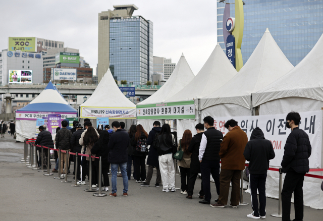 31일 오전 서울역광장에 설치된 코로나19 임시선별검사소에서 시민들이 검사를 받기 위해 줄을 서 있다. /연합뉴스