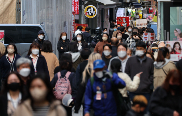 1일 서울 명동에서 시민들이 마스크를 쓰고 이동하고 있다. 연합뉴스