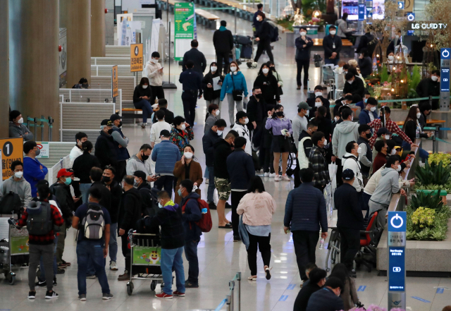 코로나19 백신 접종을 완료한 모든 해외 입국자에 대한 7일간의 자가격리 면제가 적용된 첫날인 1일 인천국제공항 제1여객터미널 입국장이 붐비고 있다. 정부는 일부 국가에 적용해온 격리면제 제외도 이날부터 모두 없애 백신 접종 완료자라면 어느 국가에서 입국하든 자가격리를 하지 않아도 된다. 인천공항공사에 따르면 이날 인천공항 이용 여객은 코로나19 사태 이후 처음으로 2만 명을 넘은 것으로 추산된다. 영종도=권욱 기자