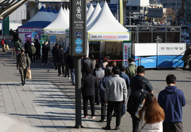 1일 오전 서울역 광장에 마련된 코로나19 임시 선별검사소에서 시민들이 검사를 받기 위해 기다리고 있다. /연합뉴스