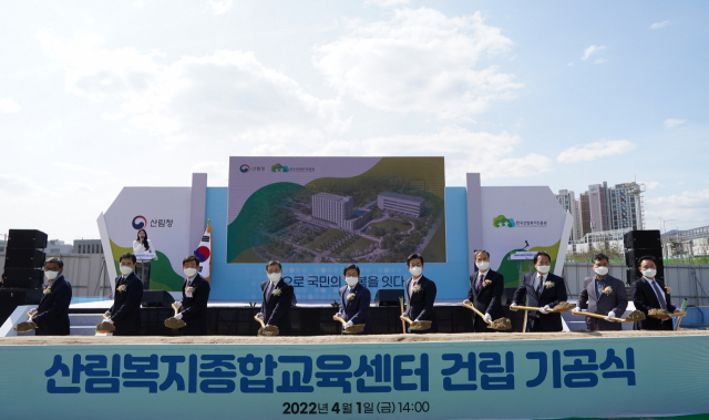 박병석(왼쪽에서 다섯번째) 국회의장, 최병암(″네번째) 산림청장, 허태정(″여섯번째) 대전시장이 산림복지종합교육센터 건립 기공식에서 시삽을 하고 있다. 사진제공=산림청