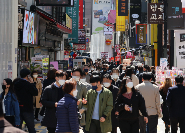 직장인들이 1일 서울 명동에서 점심식사를 위해 이동하고 있다. 코로나19 방역 조치가 완화되면서 점차 재택근무를 종료하고 사무실 출근으로 전환하는 사례가 늘고 있다. 연합뉴스