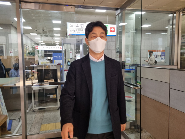 윤건영 더불어민주당 의원이 1일 재판이 끝난 뒤 법원을 나서고 있다. 연합뉴스