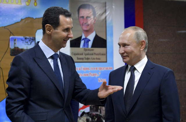 바샤르 알아사드(왼쪽) 시리아 대통령이 지난 2020년 1월 7일 시리아 다마스쿠스에서 블라디미르 푸틴 러시아 대통령과 회담 중 손짓을 하고 있다. AP연합뉴스
