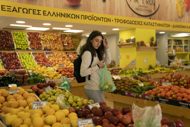 그리스 아테네의 한 슈퍼마켓에서 소비자들이 과일을 둘러보고 있다. 유로존의 물가는 5개월째 전년 대비 최고 상승률 기록을 경신하고 있다. AP연합뉴스