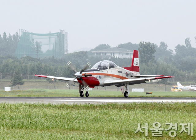 공군 'KT-1 훈련기' 2대 충돌…4명 모두 순직