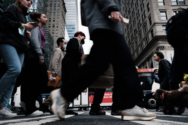미국 뉴욕 시민들이 맨해튼 거리를 걷고 있다. 3월 미국 실업류은 3.6%로 전월보다 0.2%p 하락했다.AFP연합뉴스
