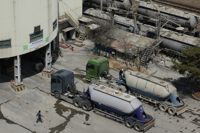 1일 서울 시내의 한 시멘트 공장에 시멘트 수송을 위한 화물 트럭과 열차가 세워져 있다. 러시아의 우크라이나 침공 사태가 장기화되면서 시멘트 등 건설자재 수급 불안이 커지고 있다. 연합뉴스